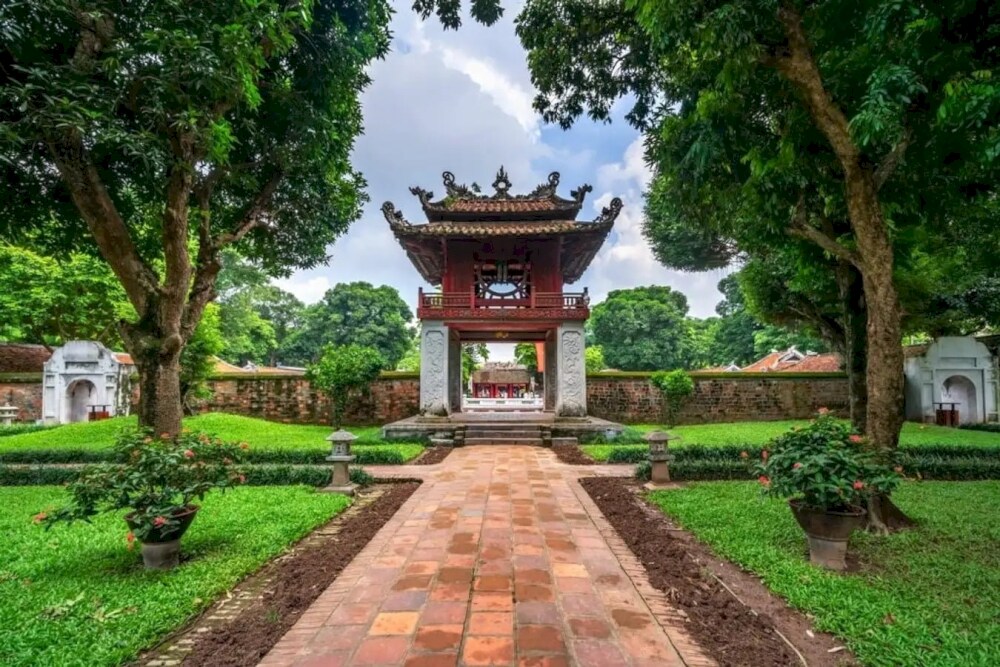 The Temple of Literature in Hanoi is a must-visit site for those passionate about history and culture (Source: Internet)